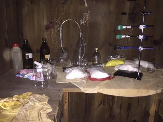  В Киевской области полиция разоблачила сбытчиков метадона из партией наркотиков на миллион гривен_1