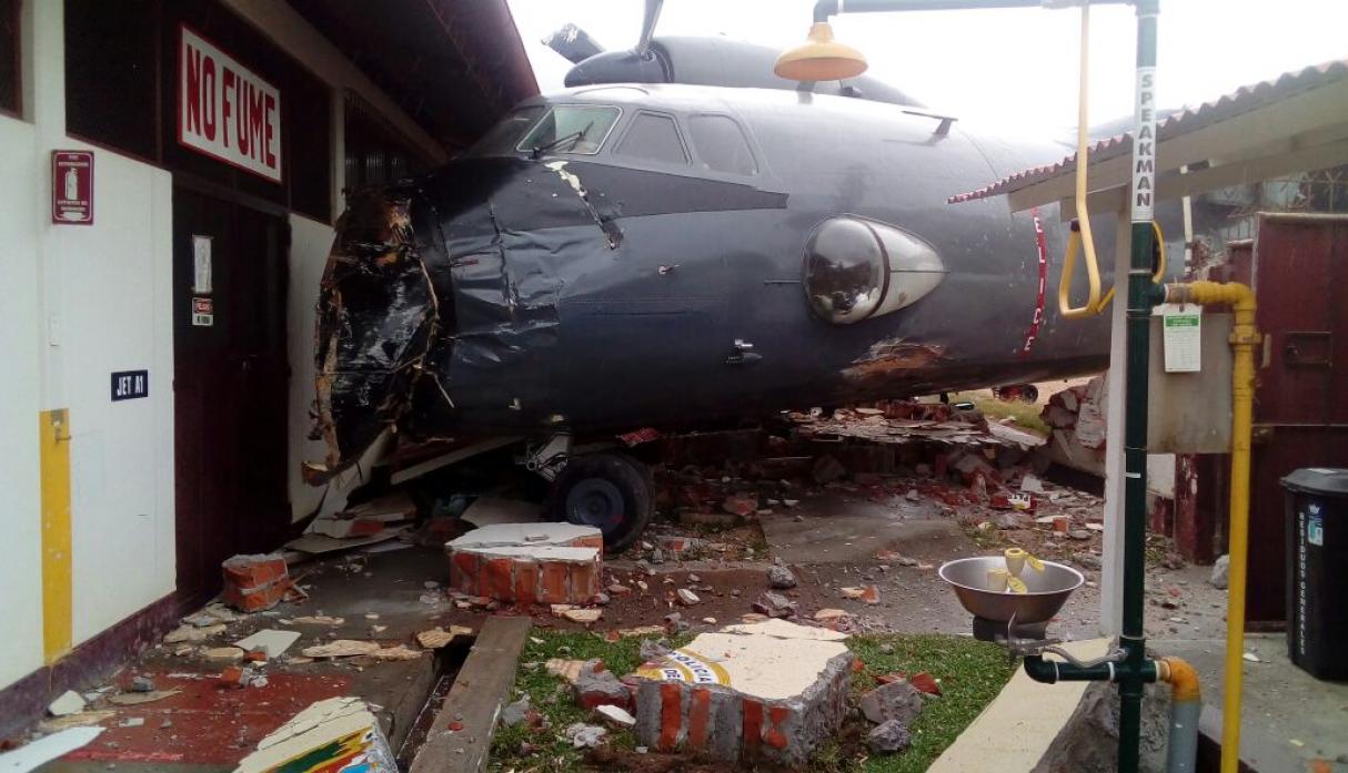 В аэропорту Масамари самолет Ан-32 врезался в полицейскую базу