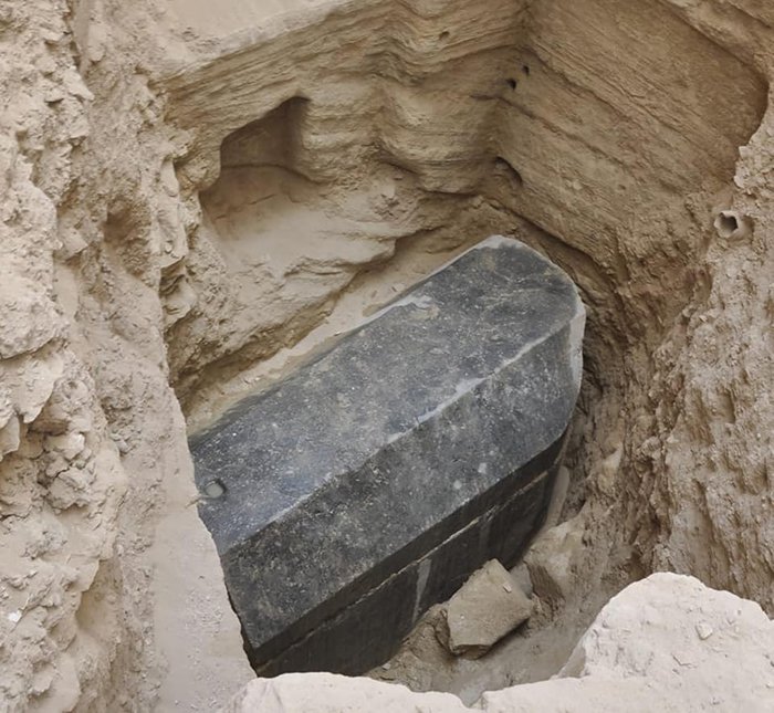 Археологи обнаружили черный саркофаг