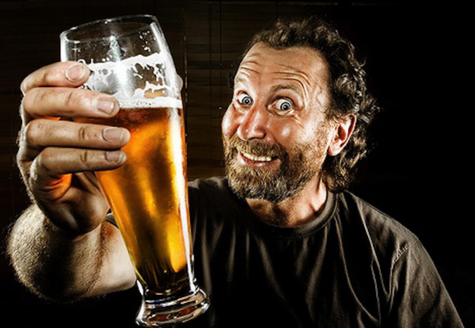 Пить пиво с утра. Алкоголь пиво. Мужчина пьет пиво. Чувак с пивом.