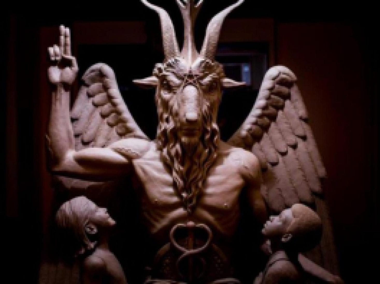 Американские сатанисты провели шабаш и установили статую своего кумира