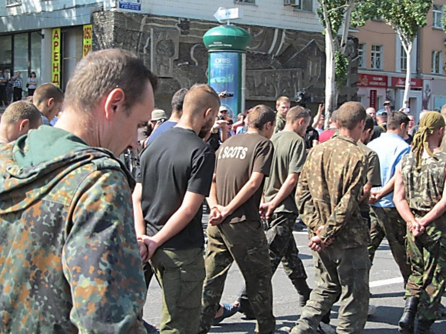 Пленные укропы. Парад военнопленных в Донецке 2014. Пленные украинские военные. Парад пленных в Донецке.