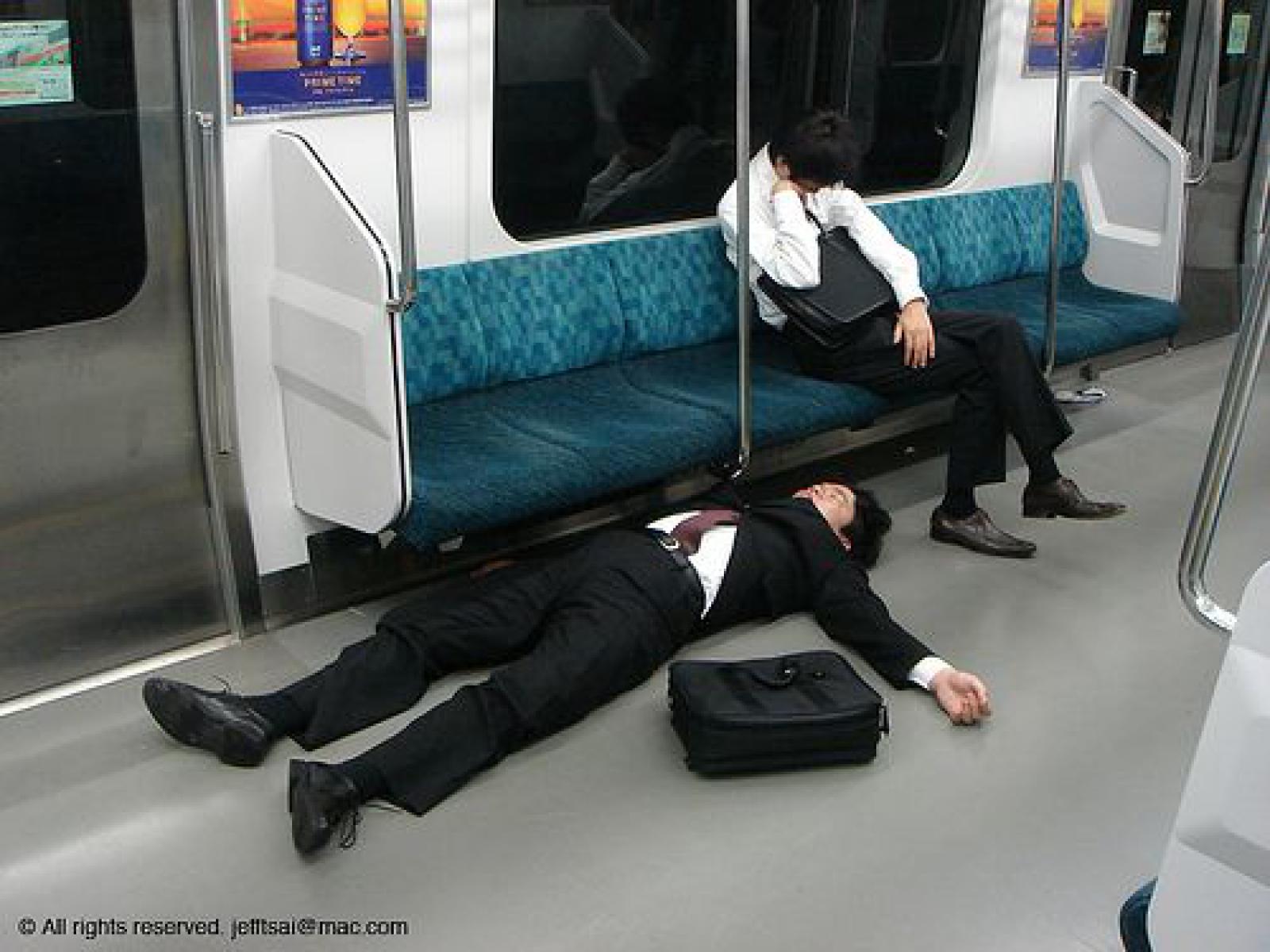 Приснилось метро. Спящий человек в транспорте.