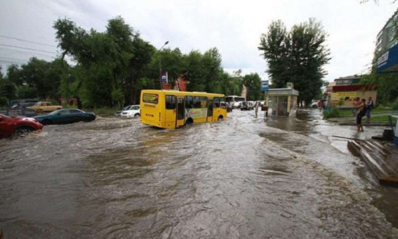 Наводнение в городе кургане. Благовещенск шторм. Дожди в августе в Приамурье. Благовещенск дождь. ЧС фото дождь.