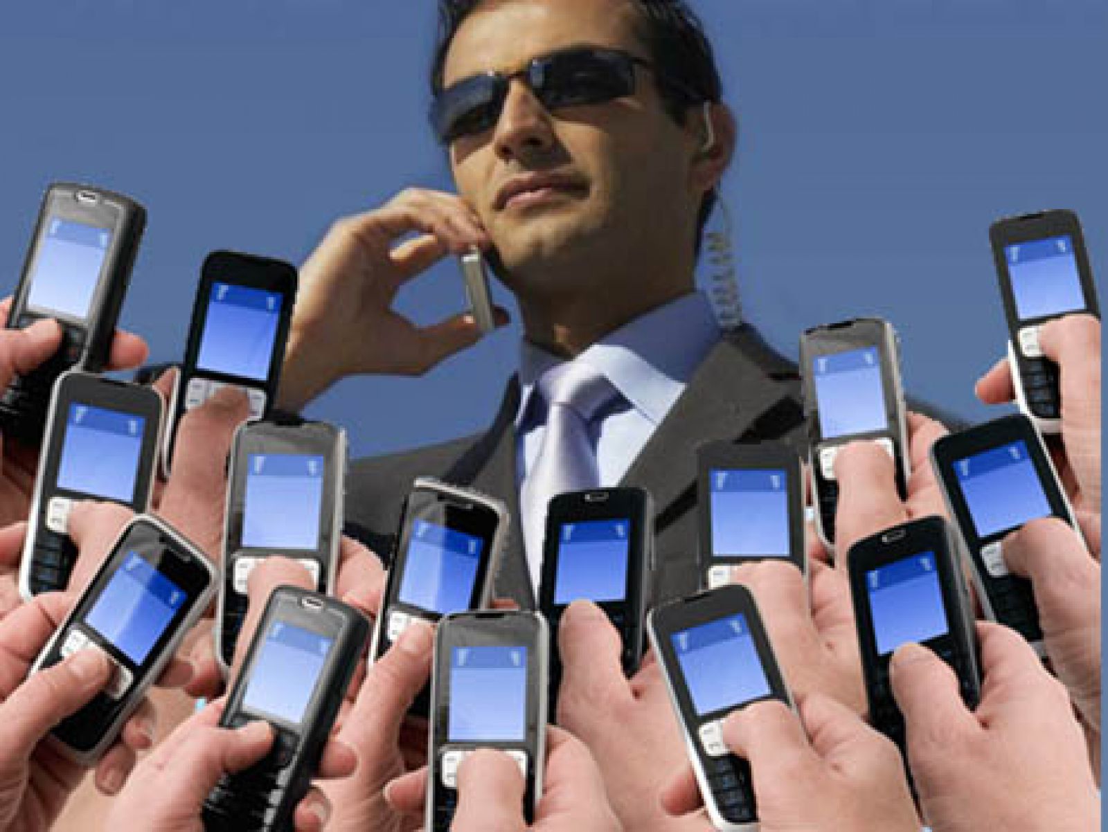 Мобильная связь ру. Сотовая связь. Сотовая мобильная связь. Много людей с телефонами. Человек с кучей телефонов.