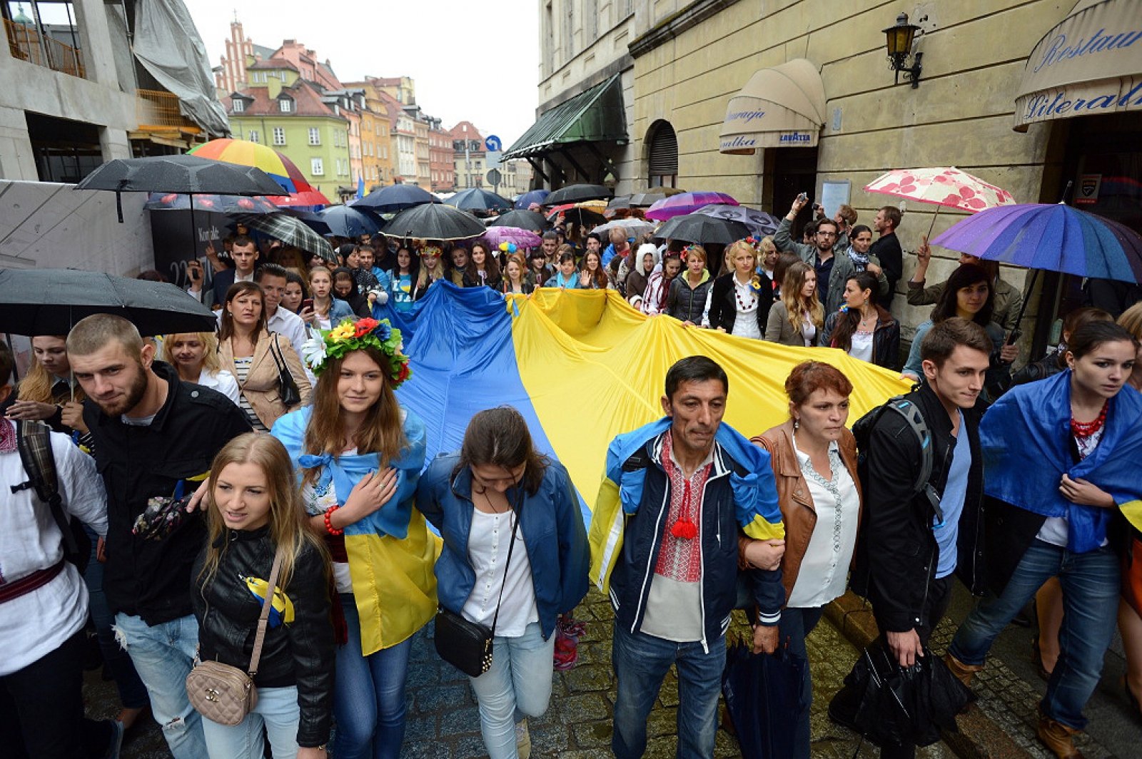 Украинцы устроили. Жители Польши. Украинцы в Варшаве. Украинки в Европе. Украинцы на улице.