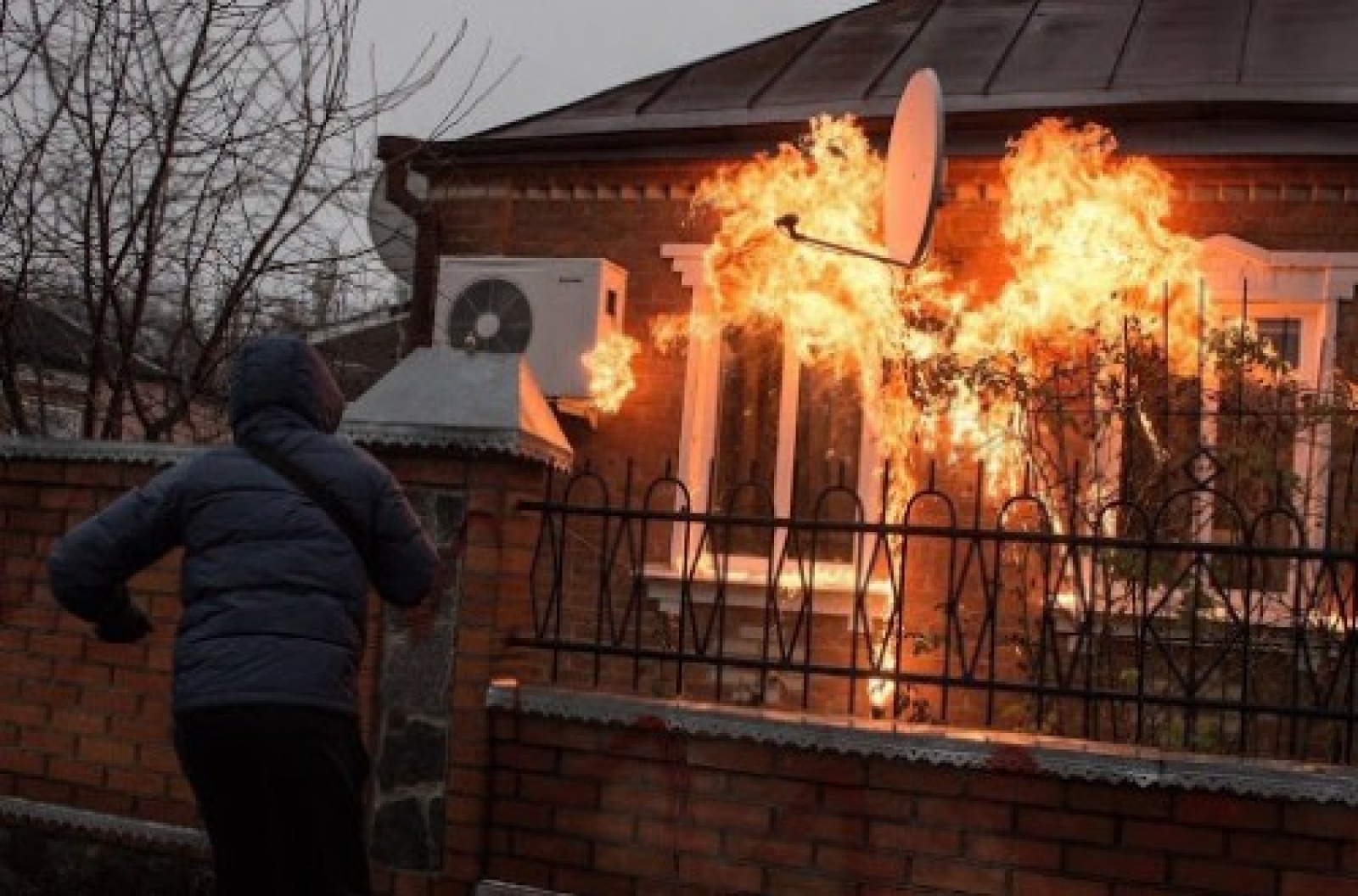 Поджигатели. Умышленный поджог. Поджег дом. Поджигатель домов. Сожженный дом.