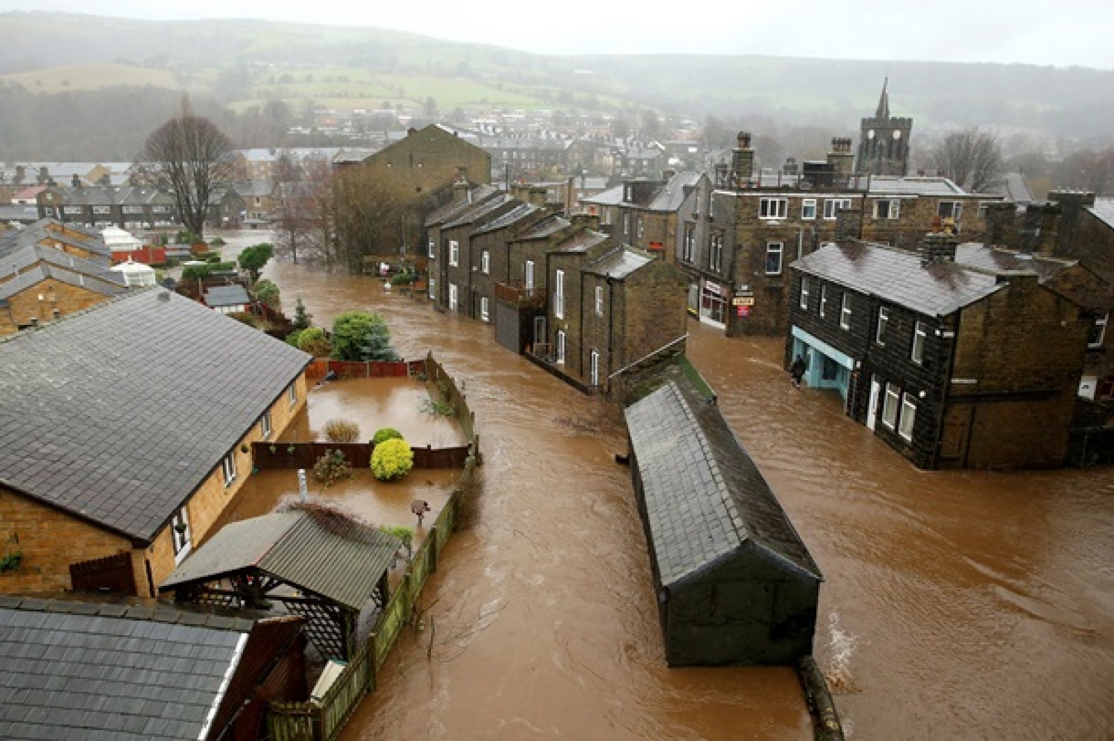 Flooding. Потоп в Британии. Наводнение Брикстон Северная Англия. Высокие наводнения. Затопление городов.