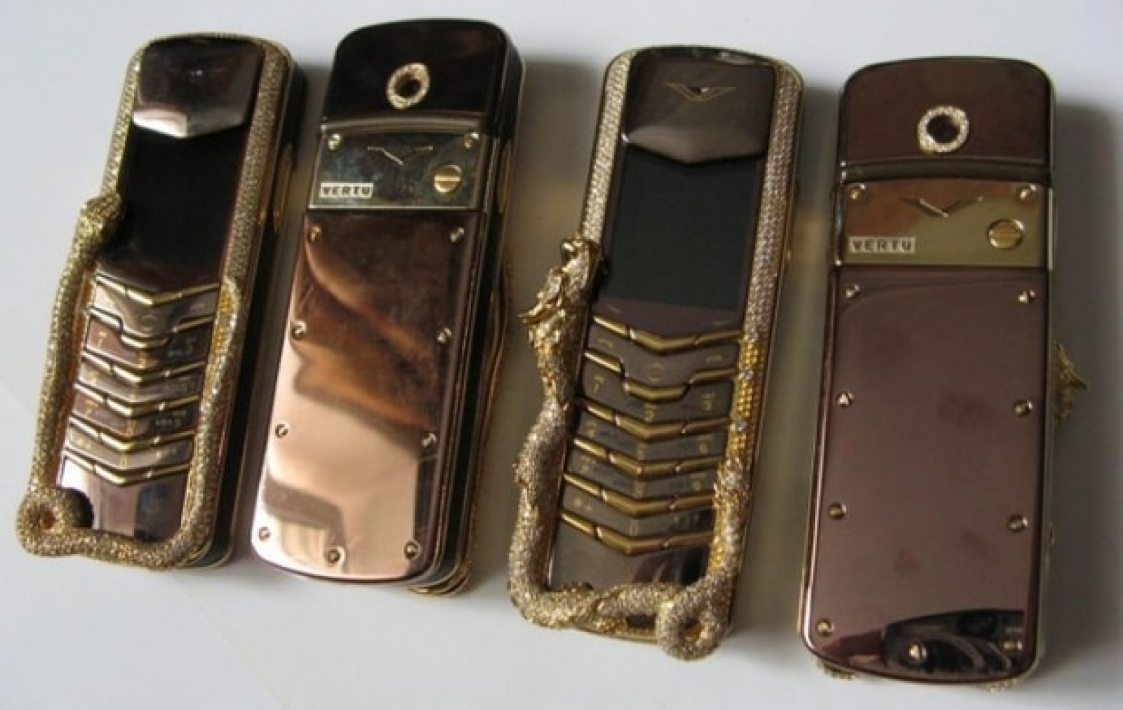 Самый богатый телефон. 10. Vertu Signature Cobra. Телефон Vertu Signature Cobra. Vertu Boucheron Cobra. Vertu Signature Diamond.