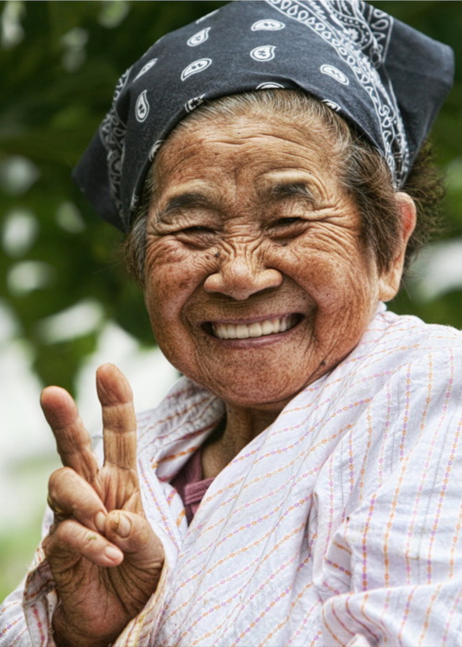 Бабушка азиат. Японские долгожители Окинава. Остров Окинава Япония долгожители. Жители острова Окинава. Долголетие японцы Окинава.