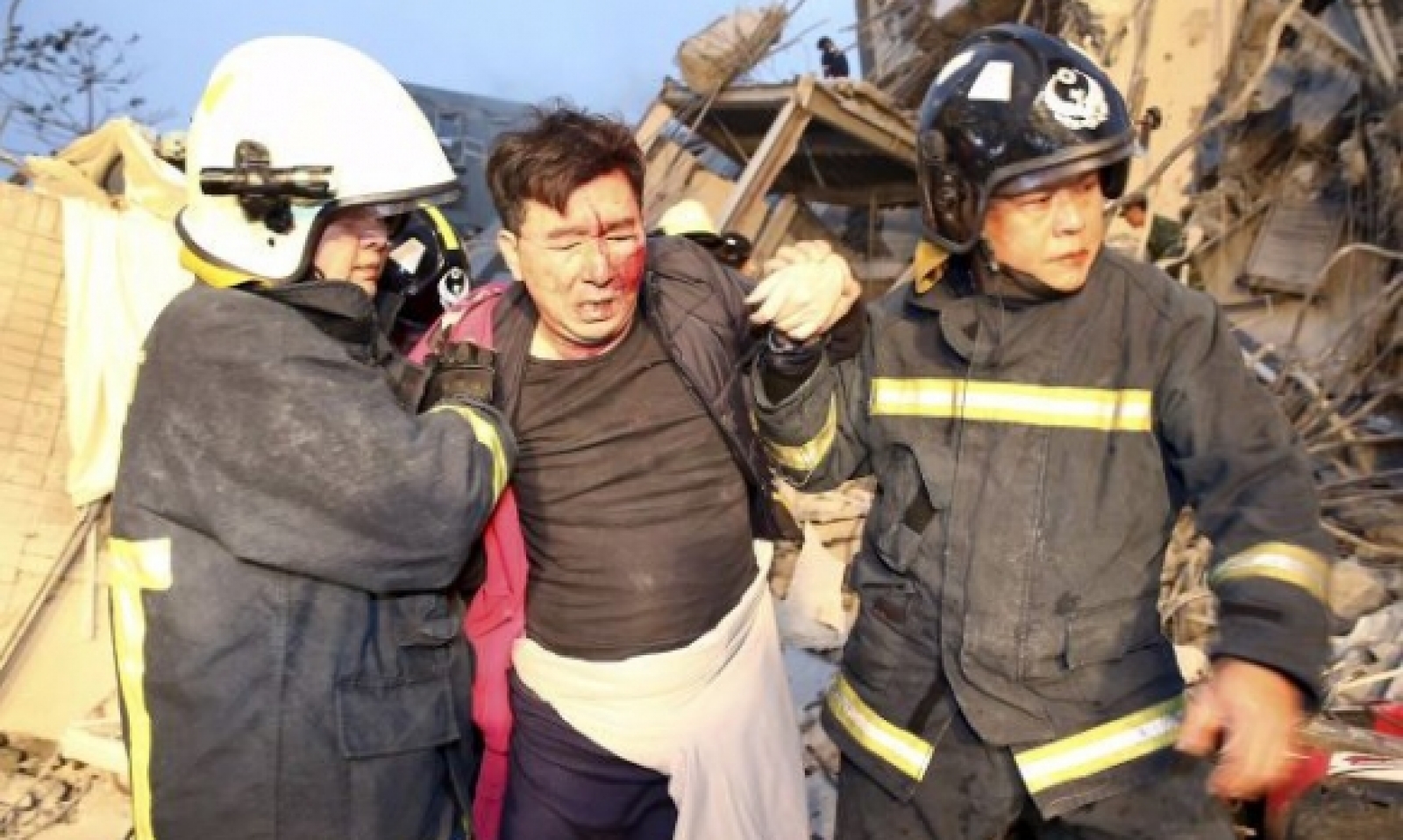Последствия землетрясения на тайване. Землетрясение на Тайване. Тайвань землетрясение фото. Китайцы Тайвань. Землетрясение на Тайване (2002).