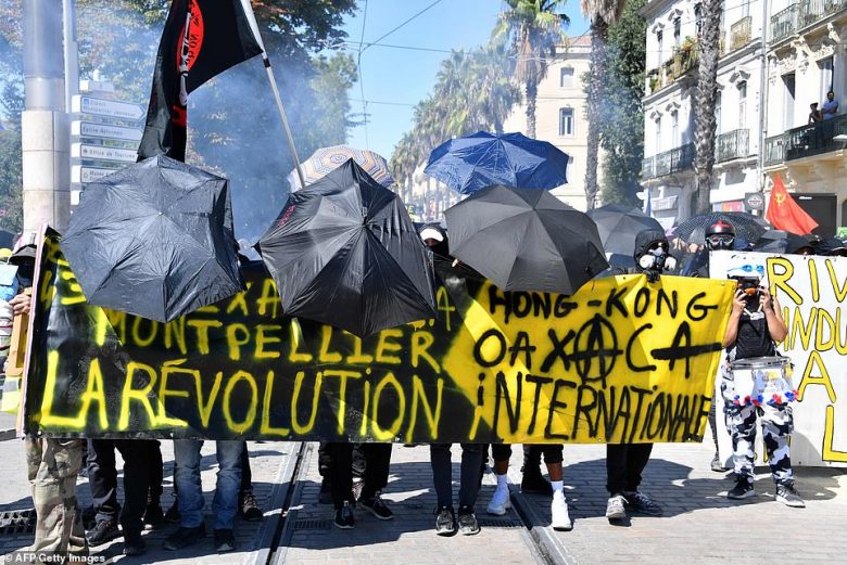 Во Франции «желтые жилеты» вновь вышли на улицы: десятки задержанных