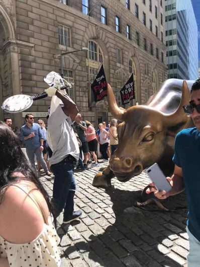В Нью-Йорке повредили известную статую «Атакующего быка»