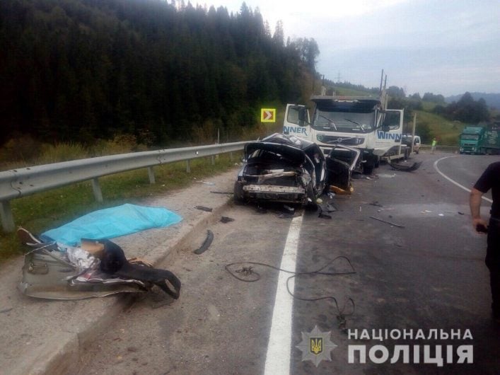 Во Львовской области грузовик врезался в легковушку: погиб человек