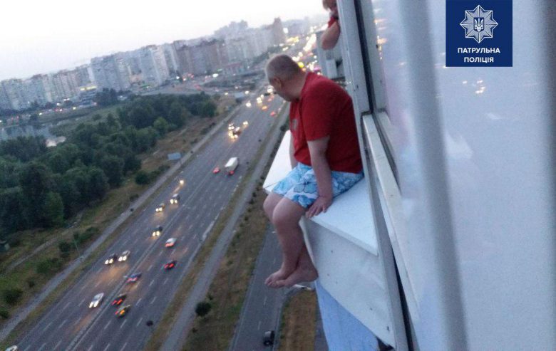 В Киеве патрульный уговорил мужчину не прыгать из окна 17 этажа