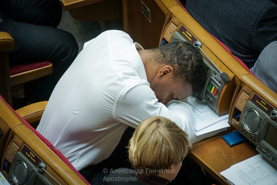 «Слуга народа» Беленюк уснул во время заседания Верховной Рады