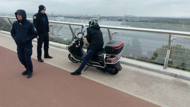 На «мосту Кличко» поймали пьяного мужчину на электромопеде