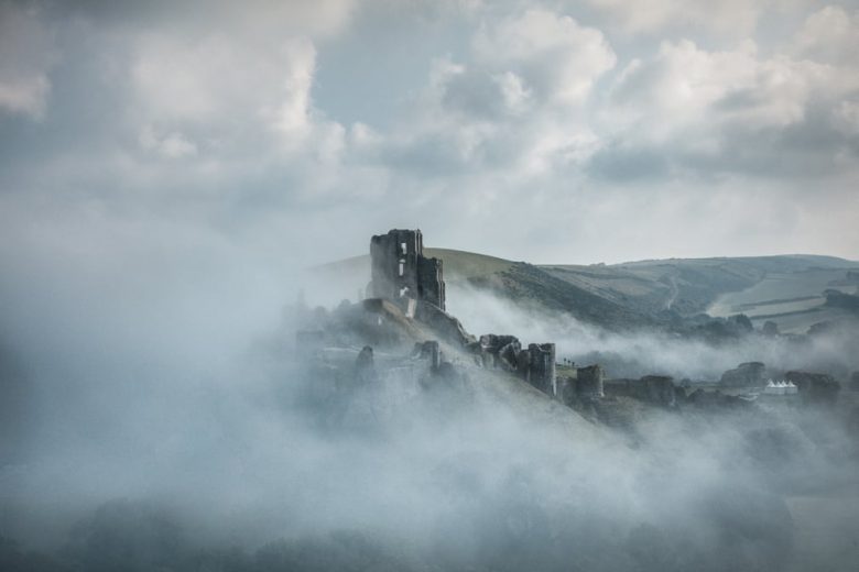 Замок Корфе в облаках, Англия Майкл Марш