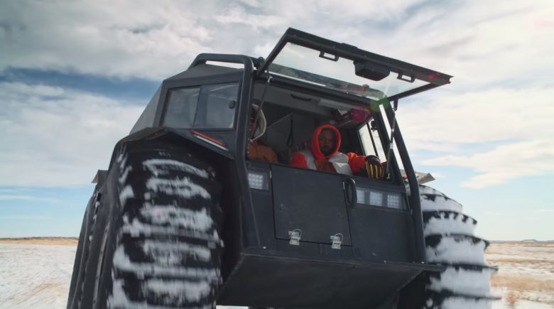 В новых клипах Канье Уэст гоняет по пустыне на украинском вездеходе «Шерп»