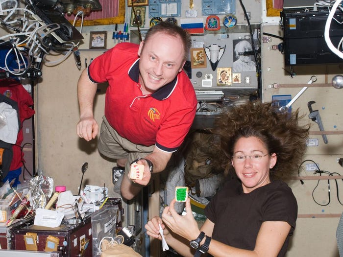 Астронавты Майкл Финк и Сандра Магнус в 2008 году. НАСА
