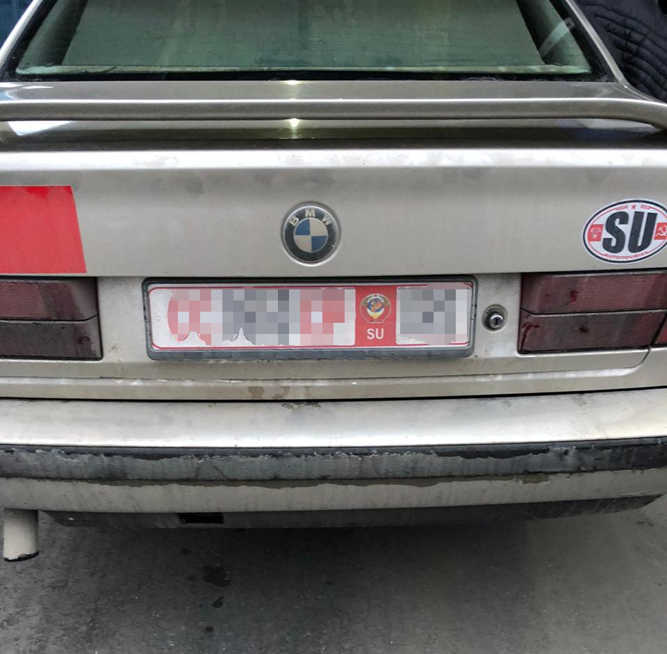 На границе с Молдовой задержан иностранец на BMW с фейковыми номерами и символикой СССР