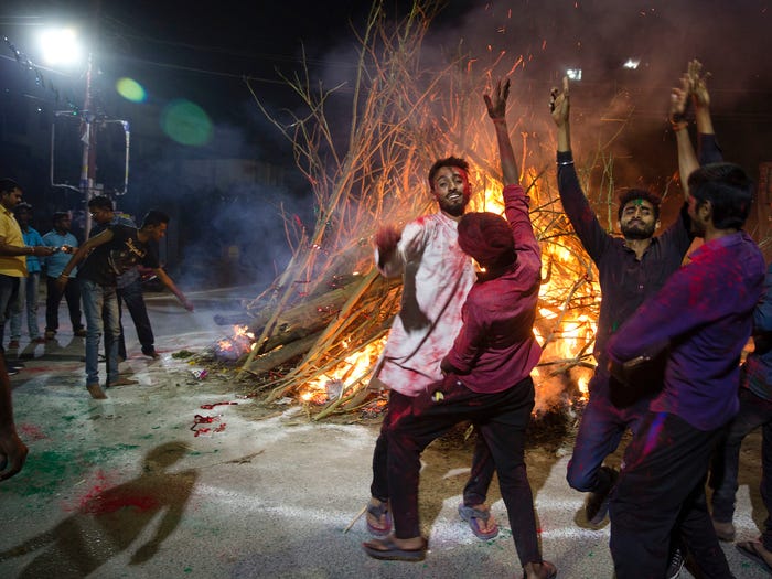 Кто чем может: в Индии во время фестиваля Холи сожгли «демона коронавируса» (ФОТО) 1