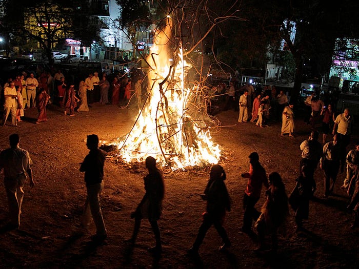 Кто чем может: в Индии во время фестиваля Холи сожгли «демона коронавируса» (ФОТО) 3