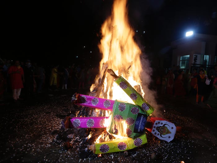 Кто чем может: в Индии во время фестиваля Холи сожгли «демона коронавируса» (ФОТО) 5