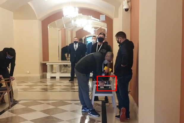 Зеленському сушили стілець перед прес-конференцією феном за 15 тисяч гривень. Відео, фото