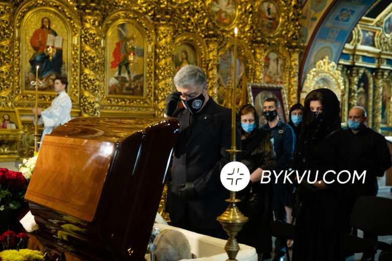 Церемонія прощання з батьком Петра Порошенка