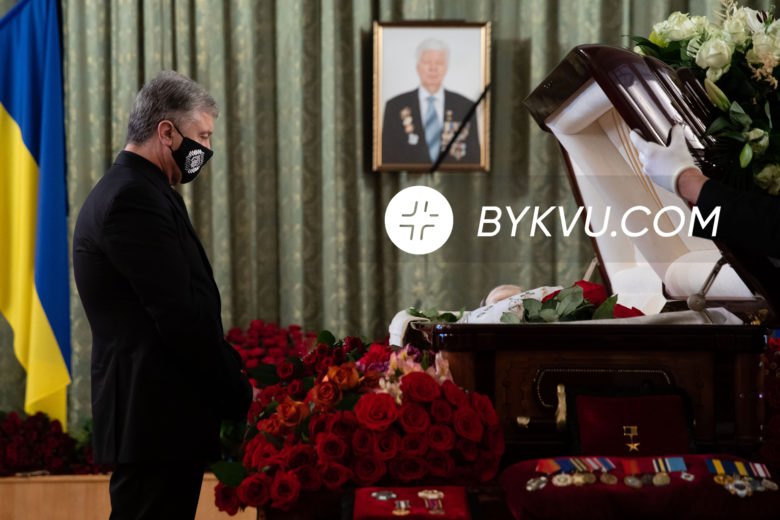 Церемония прощания с отцом Петра Порошенко
