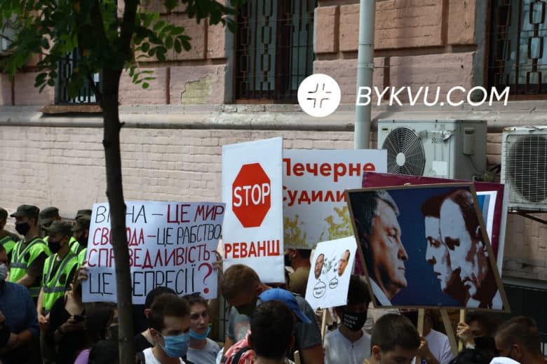 Митинг в поддержку Петра Порошенко под Печерским судом