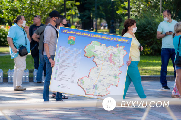 Жителі Васильківського району мітингують під Радою