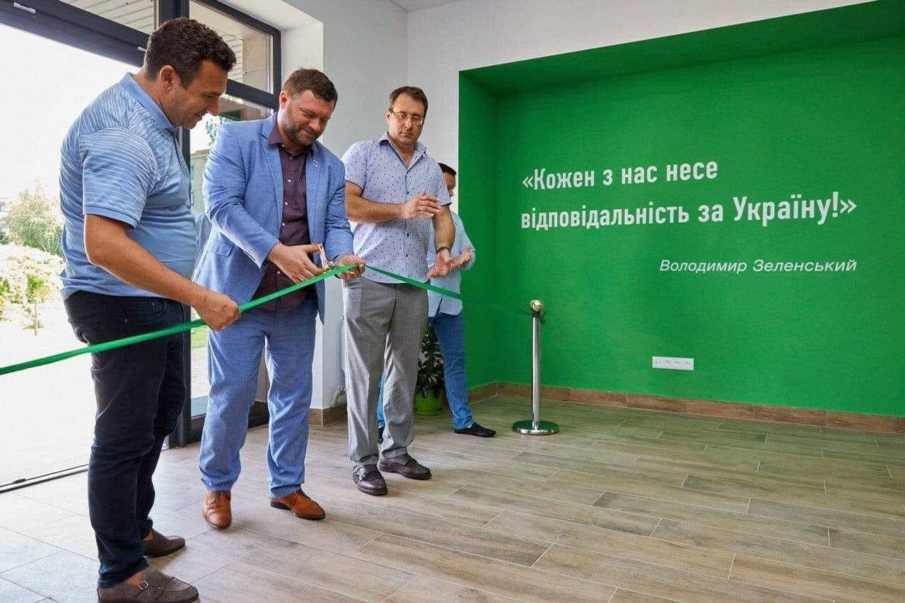 У Слов’янську відкрили офіс «Слуги народу» з цитатою Зеленського. Фото