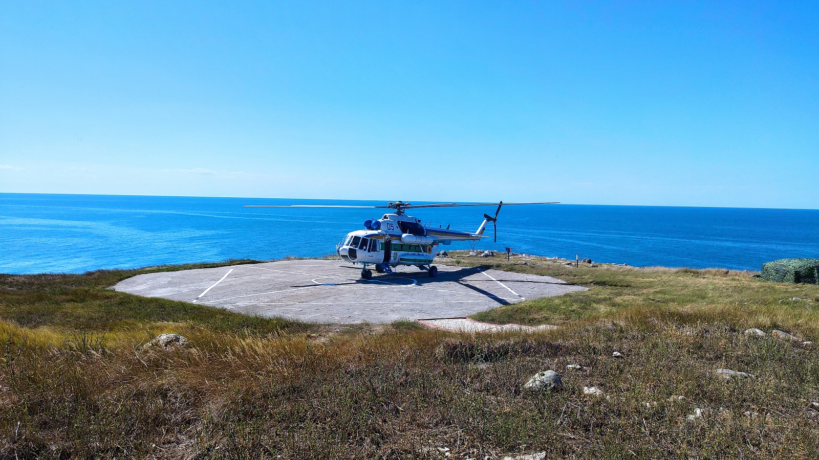 Вертолет украинских пограничников впервые за 12 лет приземлился на острове Змеиный: видео