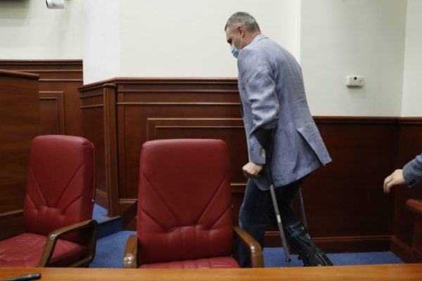 «Ганяв вандалів»: Кличко прийшов на засідання Київради на милицях