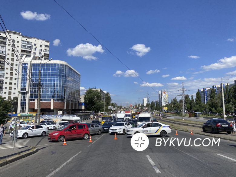 В Киеве возле метро «Черниговская» экскаватор снес столб