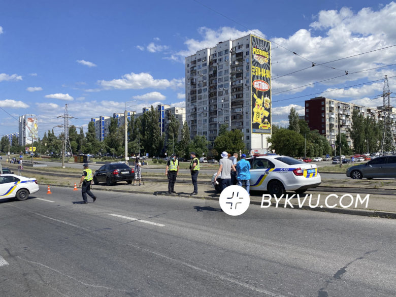 В Киеве возле метро «Черниговская» экскаватор снес столб