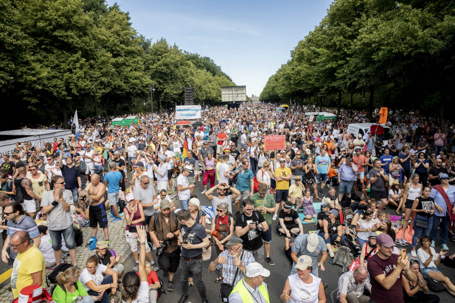 Берлин сегодня. Митинг в Берлине. Протесты в Берлине 1 августа 2020. Митинги в Германии. Демонстрация в Берлине сейчас.