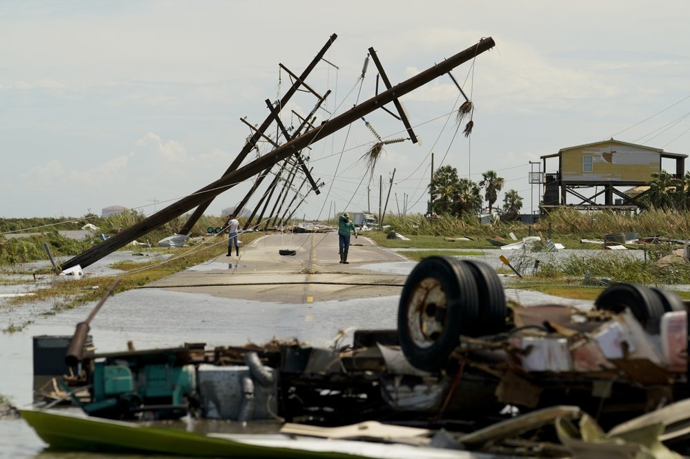 Разрушенные дома и минимум 6 погибших: на США обрушился мощный ураган «Лаура»