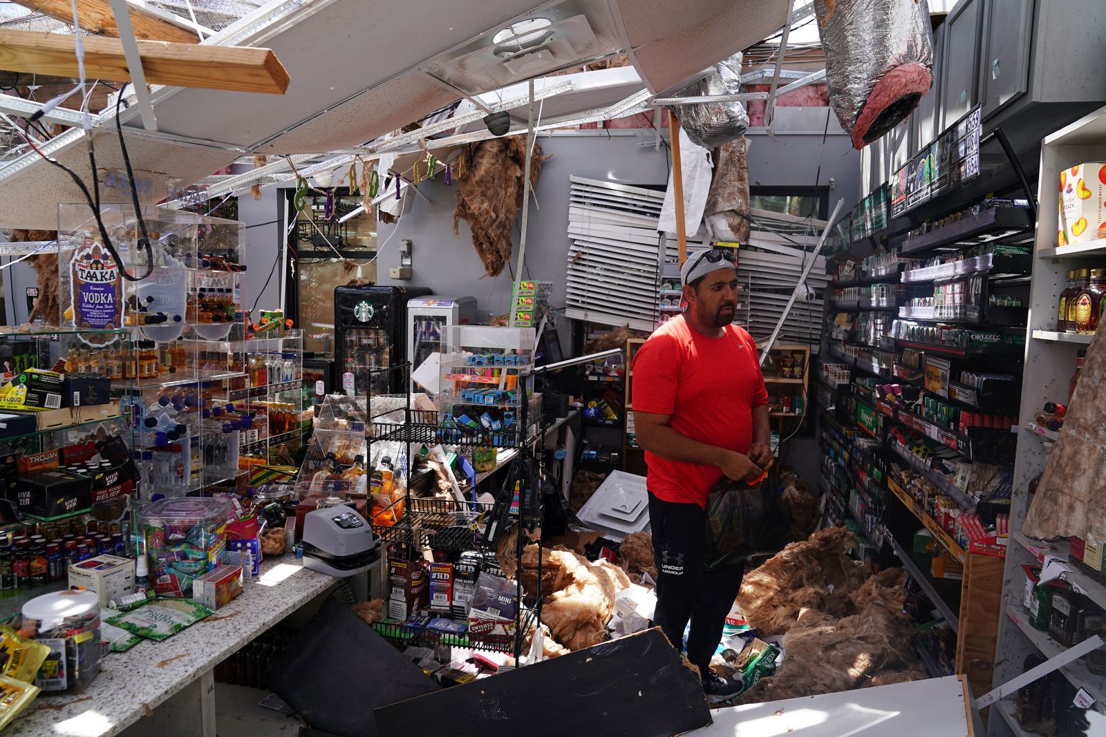 Разрушенные дома и минимум 6 погибших: на США обрушился мощный ураган «Лаура»