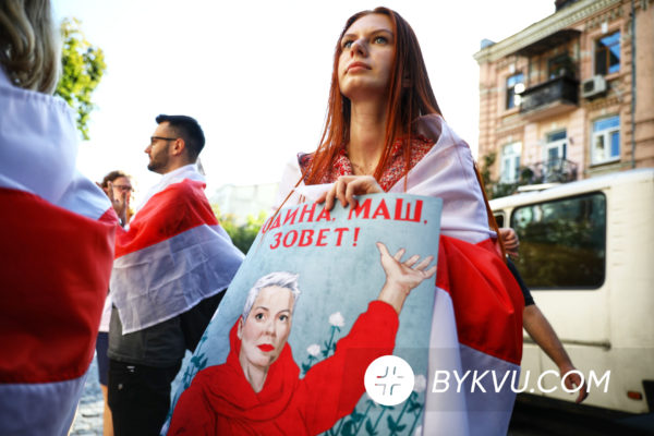 Марш солідарності з білорусами Букви