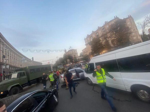 В центрі Києва поліція з пострілами затримала грабіжників: фото і відео