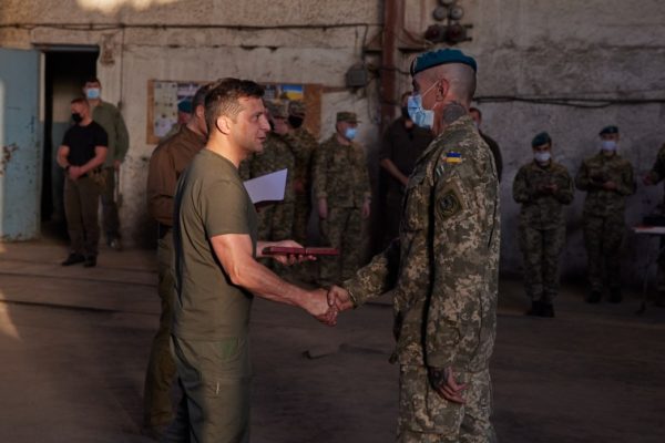 Зеленський у День захисника України вручив нагороди воїнам на передовій
