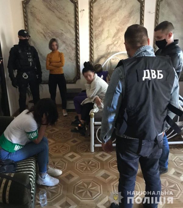 В Одесі викрили мережу борделів, яку організував поліцейський: фото і відео