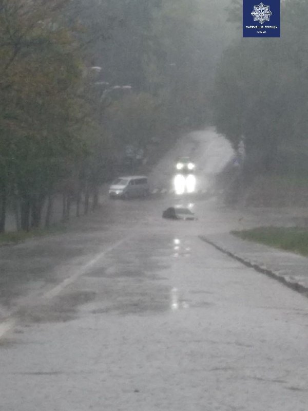 Потужна злива у Києві підтопила понад десяток вулиць: відео