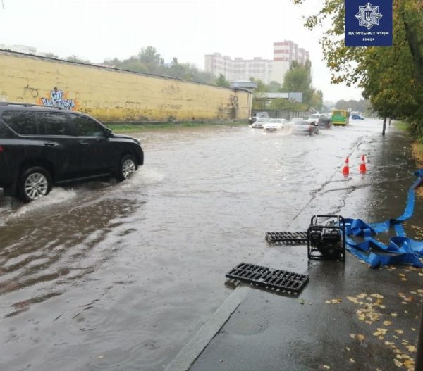 Потужна злива у Києві підтопила понад десяток вулиць: відео