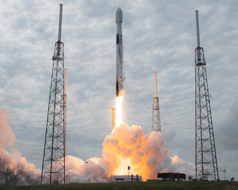 SpaceX втретє за місяць запустила на орбіту Землі групу інтернет-супутників: відео
