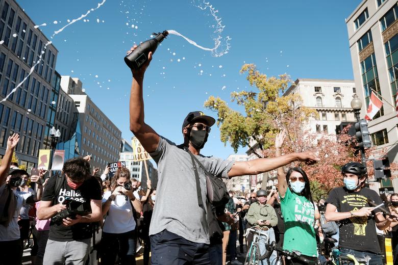 «Тебе звільнено!»: як Америка святкує перемогу Байдена на президентських виборах. Фото,відео