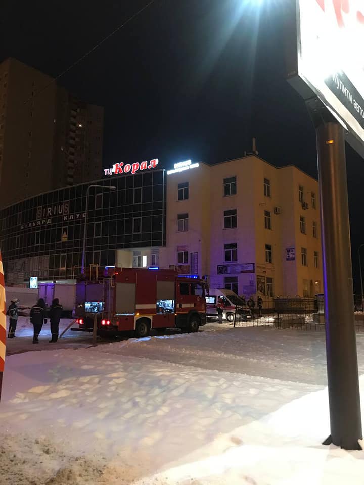 У Києві горів торгівельний центр, загинув чоловік. ФОТО